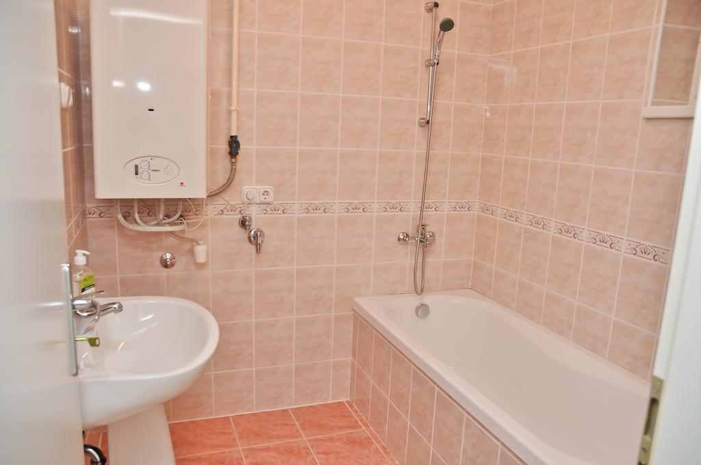 Csaladi Elmeny Apartman Es Vendeghaz Apartment Hajduszoboszlo Bilik gambar